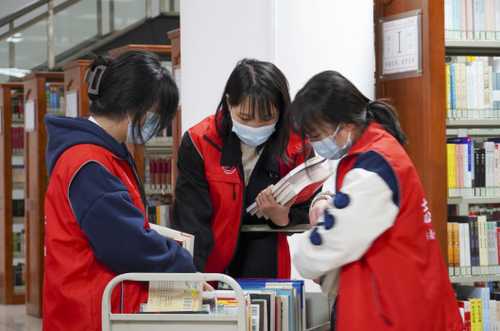 书香传温暖——湖南化工职院通软21102班开展青年志愿行活动