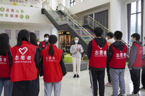 书香传温暖——湖南化工职院通软21102班开展青年志愿行活动