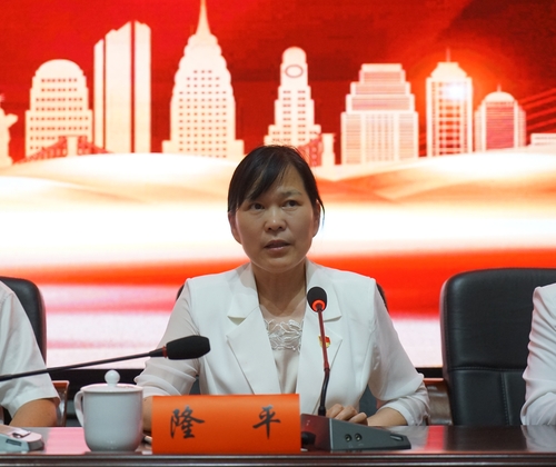 学校校长隆平发言
