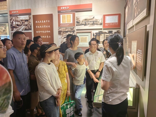参观毛泽东纪念馆