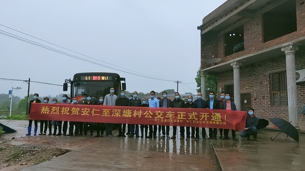 湖南职教周:湖南化工职业技术学院乡村振兴帮扶工作队帮助村民打通出行“最后一公里”