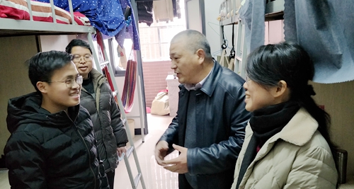 与学生交流