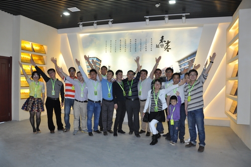 6、机电中四班参观校史馆合影1