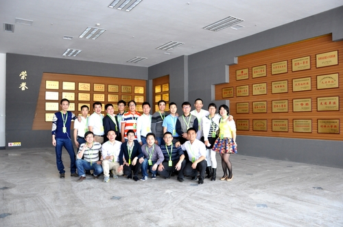 8、机电参观校史馆合影3