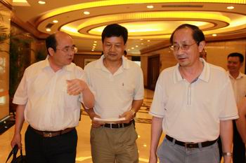 湖南省教育厅副厅长王键、省石化行管办主任方忠与学院党委书记、院长张孝理教授亲切交谈