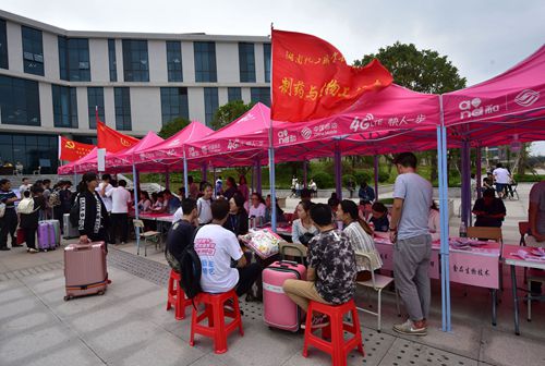 摄影：丁湖