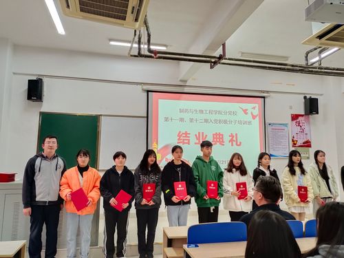 学院副院长杨孝辉为第十一期优秀学员颁奖