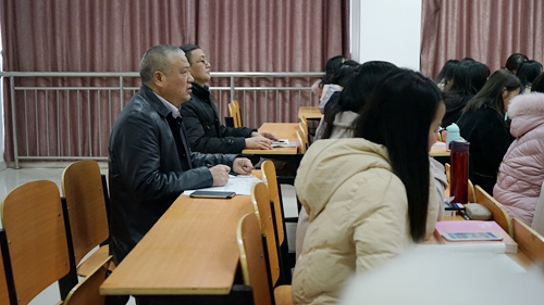 党委副书记、校长王雄伟教授在李菡老师的思政课堂听课