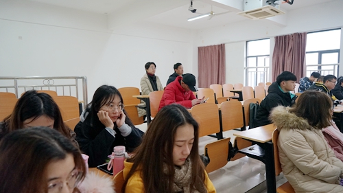 党委副书记刘毅教授和副校长胡颖蔓副教授在龙显辉老师的思政课堂听课