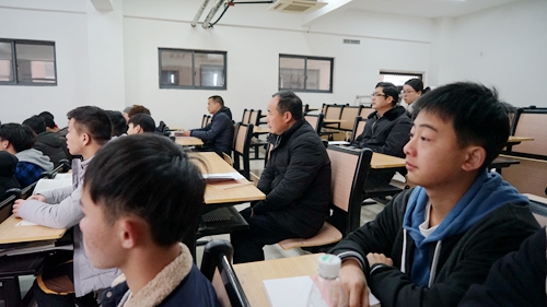 纪委书记肖耀南教授和副校长王为副教授在王炎平老师的思政课堂听课