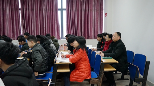 副校长隆平教授和副校长童孟良教授在曾子茜老师的思政课堂听课